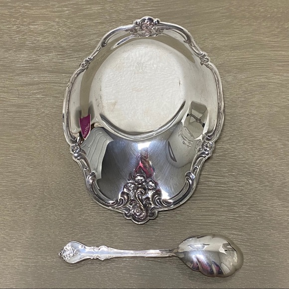 International Silver Orleans Pattern Party Set - Picture 7 of 11